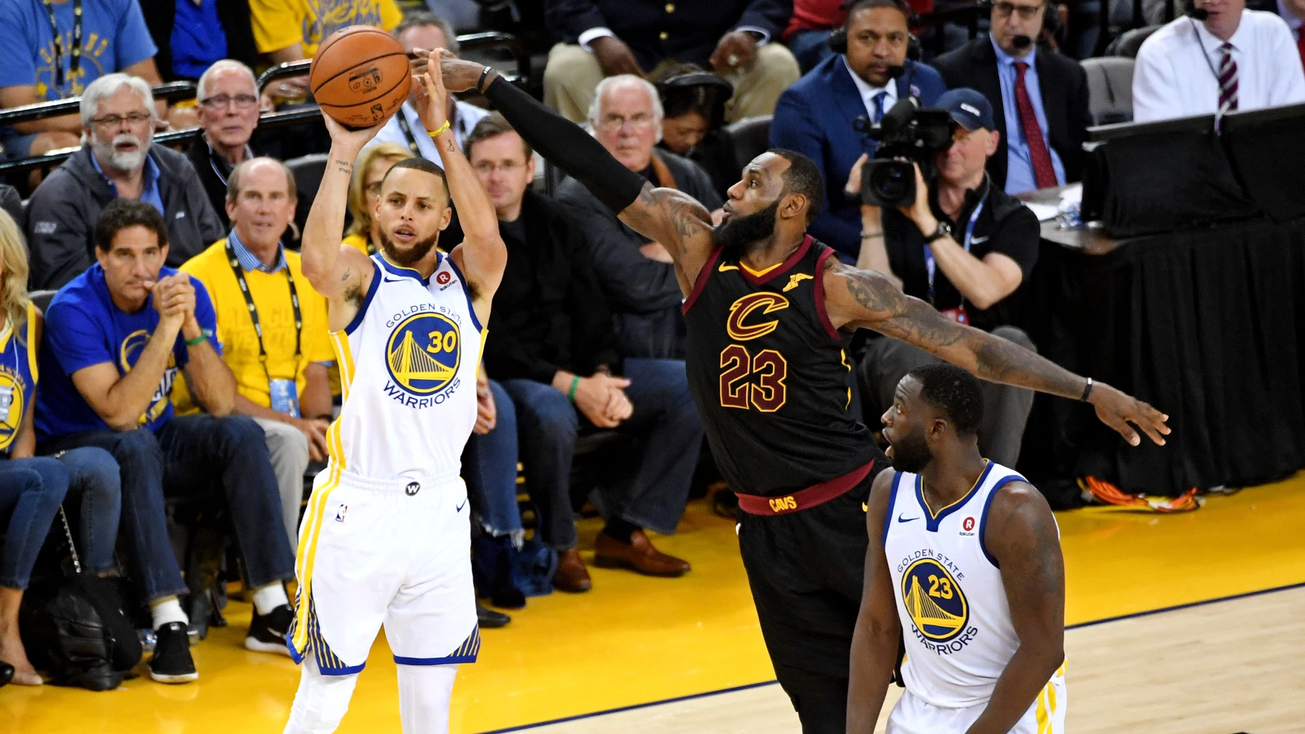 Curry lanza un triple ante la defensa de LeBron James Curry lanza un triple ante la defensa de LeBron James