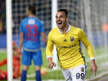 Roberto Soldado celebra un gol con el Fenerbahce