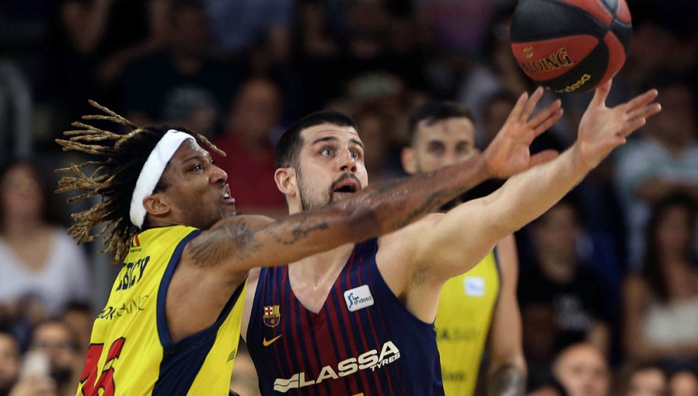 Albicy y Moerman pujan por un balón