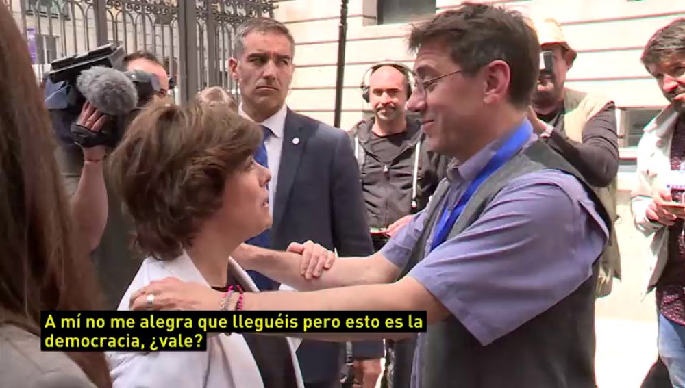 La tensa despedida entre Monedero y Santamaría: "Me alegro de que os vayáis"