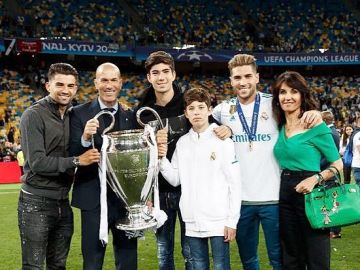 Zidane junto a su mujer y sus hijos