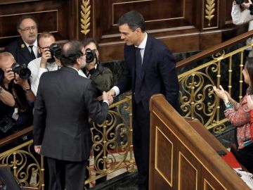 Rajoy y Sánchez se dan la mano en el Congreso