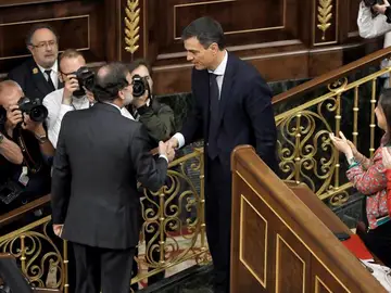 Rajoy y Sánchez se dan la mano en el Congreso Rajoy y Sánchez se dan la mano en el Congreso