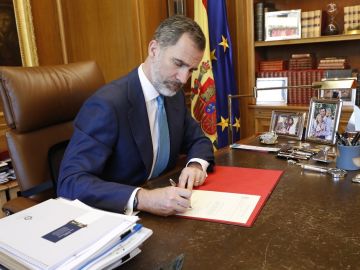 Felipe VI firma el decreto de investidura