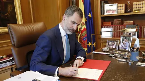 Felipe VI firma el decreto de investidura de Sánchez