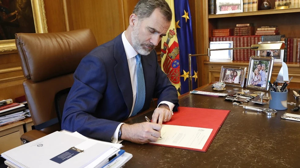 Felipe VI firma el decreto de investidura Felipe VI firma el decreto de investidura de Sánchez