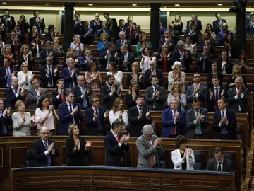 Aplauso a Rajoy antes de que se votara la moción de censura Aplauso a Rajoy antes de que se votara la moción de censura