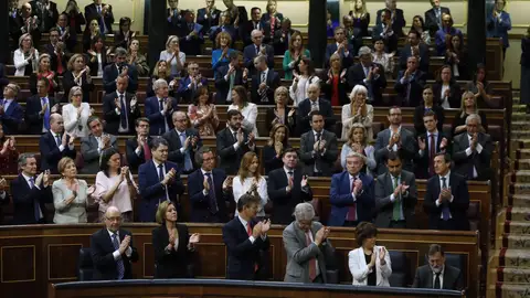 Aplauso a Rajoy antes de que se votara la moción de censura Aplauso a Rajoy antes de que se votara la moción de censura
