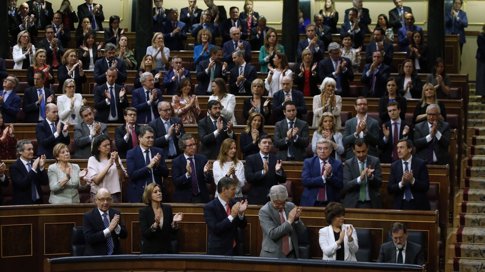 Mariano Rajoy entra en el hemiciclo bajo un largo aplauso de su grupo parlamentario