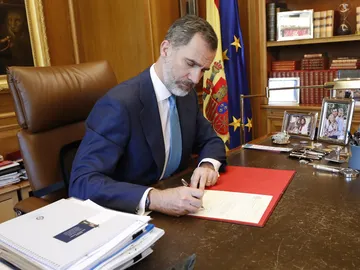 El Rey firma el Real Decreto con el nombramiento de Pedro Sánchez como presidente del Gobierno El Rey firma el Real Decreto con el nombramiento de Pedro Sánchez como presidente del Gobierno