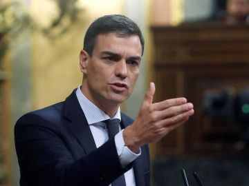 El nuevo presidente del gobierno español, Pedro Sánchez, durante el segundo día de moción de censura en el Congreso .