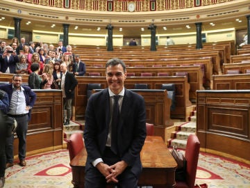 Pedro Sánchez posa en el Congreso tras ser investido presidente del Gobierno