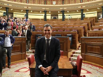 Pedro Sánchez posa en el Congreso tras ser investido presidente del Gobierno Pedro Sánchez posa en el Congreso tras ser investido presidente del Gobierno