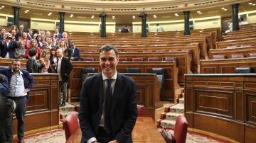 Pedro Sánchez posa en el Congreso tras ser investido presidente del Gobierno