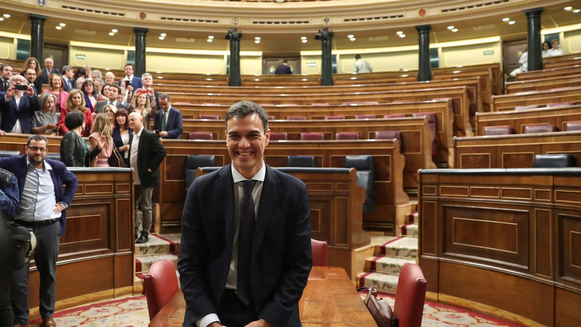 Pedro Sánchez posa en el Congreso tras ser investido presidente del Gobierno Pedro Sánchez posa en el Congreso tras ser investido presidente del Gobierno