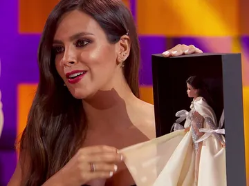 Roberto Vilar regala a Cristina Pedroche una muñeca de sí misma vestida con el segundo traje de las Campanadas Roberto Vilar regala a Cristina Pedroche una muñeca de sí misma vestida con el segundo traje de las Campanadas