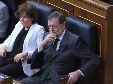 Los analistas miran al detalle todos los gestos que nos dejan los líderes políticos Los analistas miran al detalle todos los gestos que nos dejan los líderes políticos