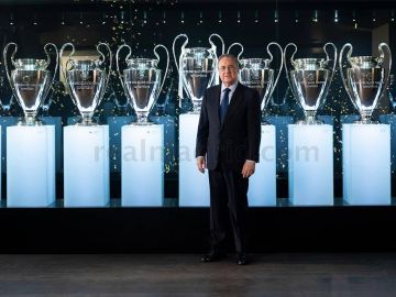 Florentino Pérez coloca la Decimotercera en la vitrina del Bernabéu