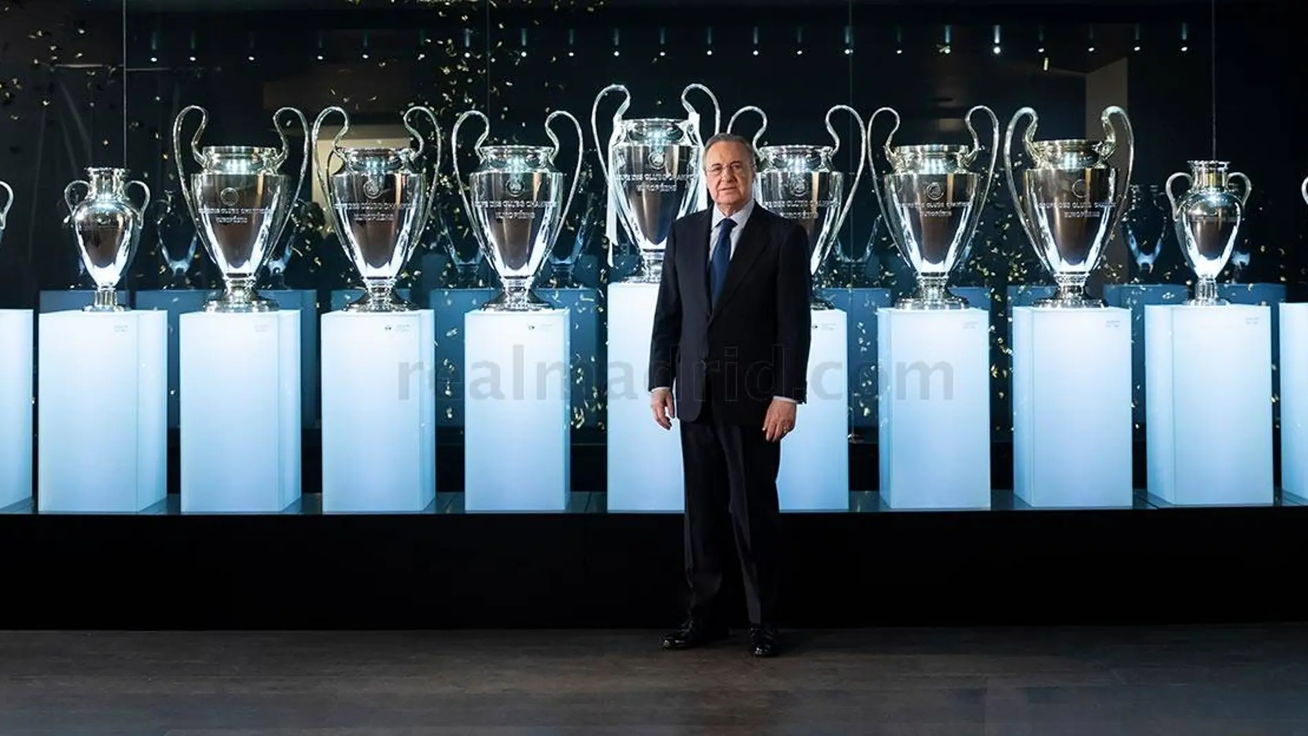 Florentino Pérez coloca la Decimotercera en la vitrina del Bernabéu