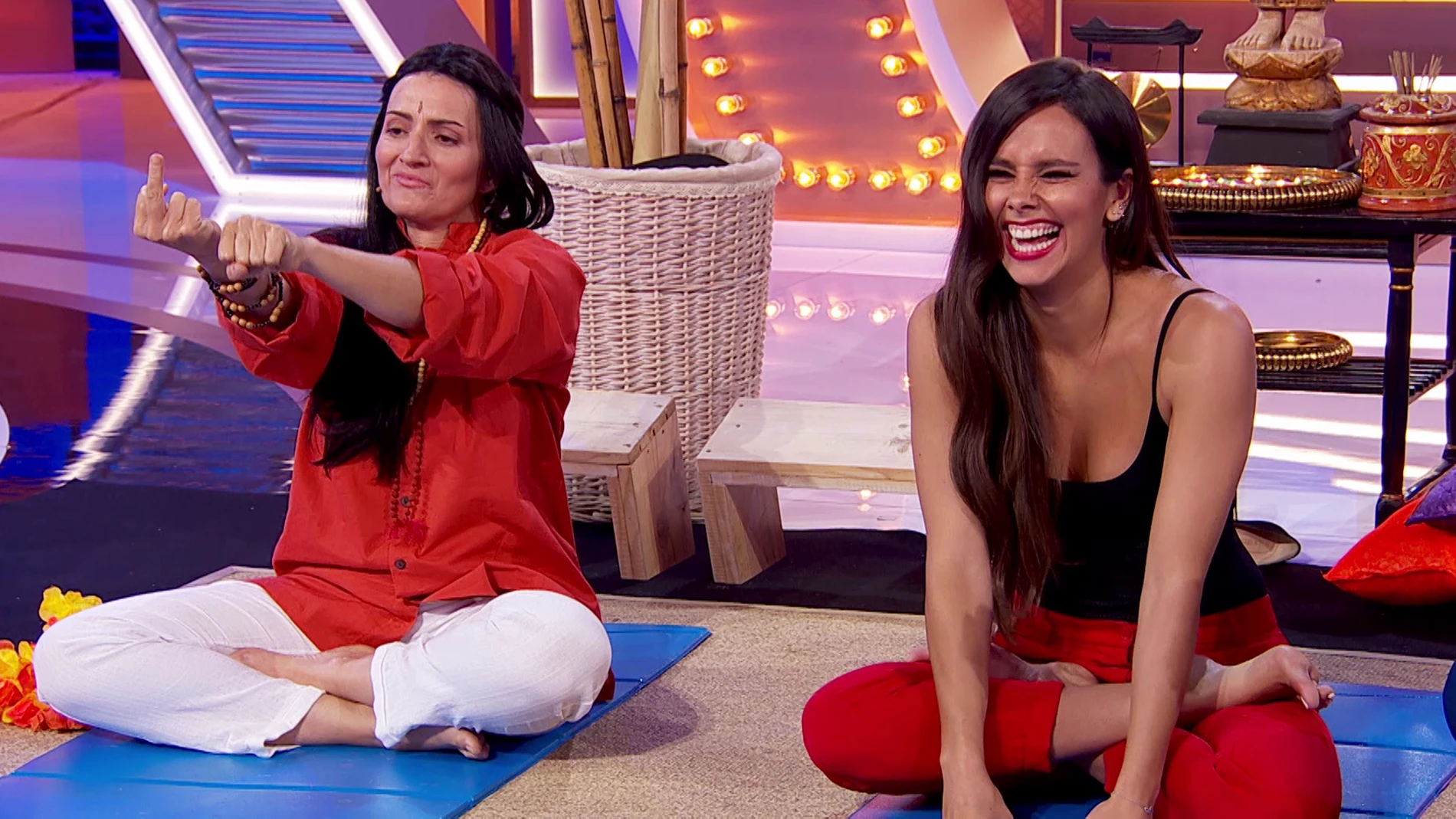 Silvia Abril y Cristina Pedroche responden a tuits ofensivos con una peculiar demostración de yoga en 'La noche de Rober'