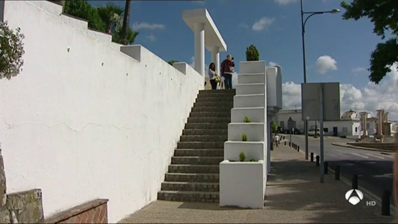 <p>Los vecinos de Medina Sidonia, en Cádiz, consternados por la muerte de un niño mientras hacía 'parkour'</p>