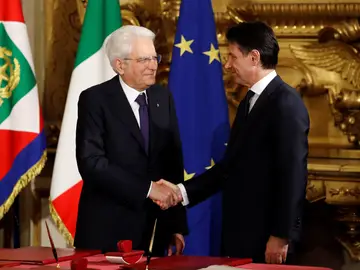 El presidente de la República italiana, Sergio Mattarella, con el primer ministro, Giuseppe Conte El presidente de la República italiana, Sergio Mattarella, con el primer ministro, Giuseppe Conte
