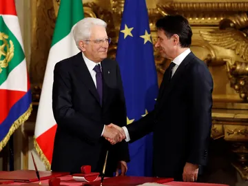 El presidente de la República italiana, Sergio Mattarella, con el primer ministro, Giuseppe Conte El presidente de la República italiana, Sergio Mattarella, con el primer ministro, Giuseppe Conte