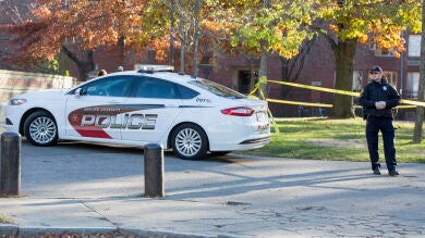Hallan tres cuerpos sin vida en la vivienda de un hombre acusado de abuso sexual en Massachusetts