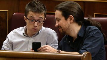 Iglesias y Errejón mirando el móvil