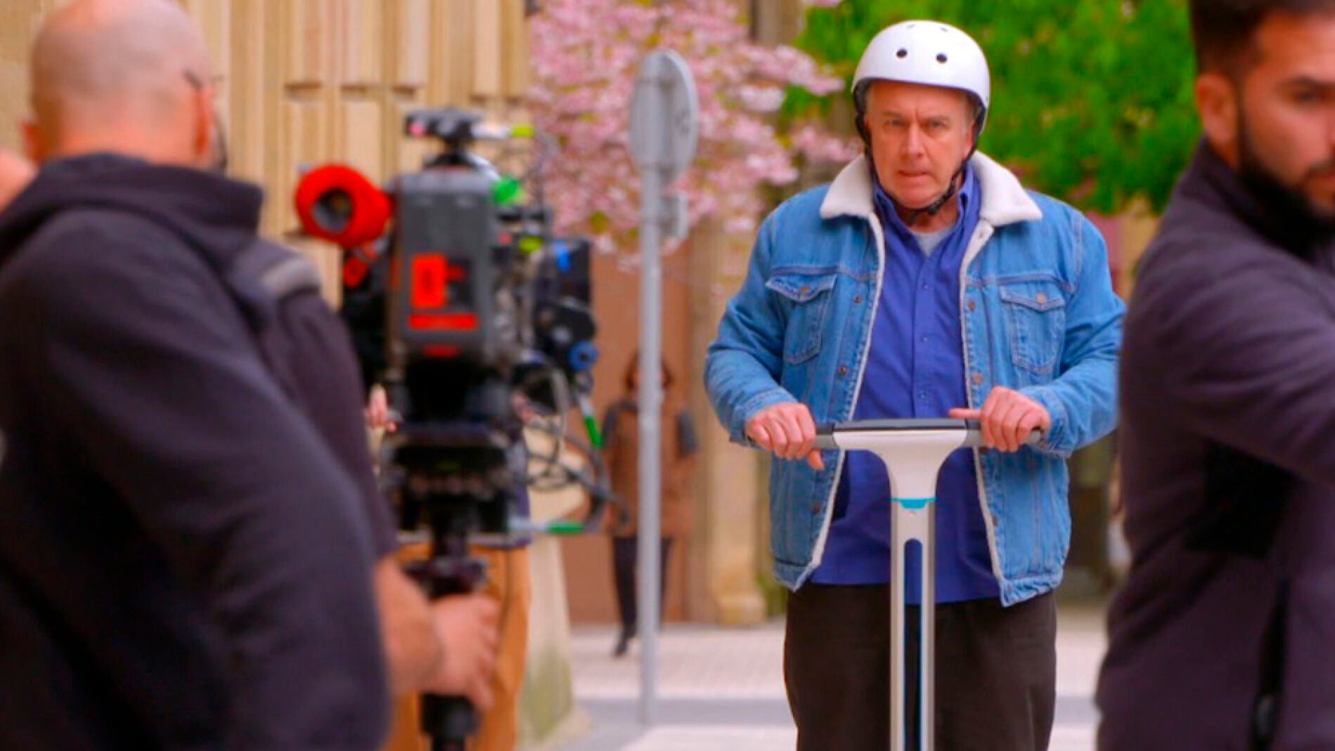 Los desternillantes ensayos de la cuadrilla sobre dos ruedas antes de &lsquo;volar&rsquo; por amor