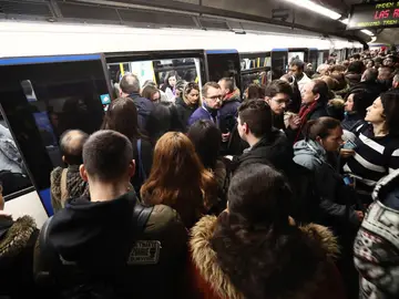 Vista del andén de una estación del metro Vista del andén de una estación del metro