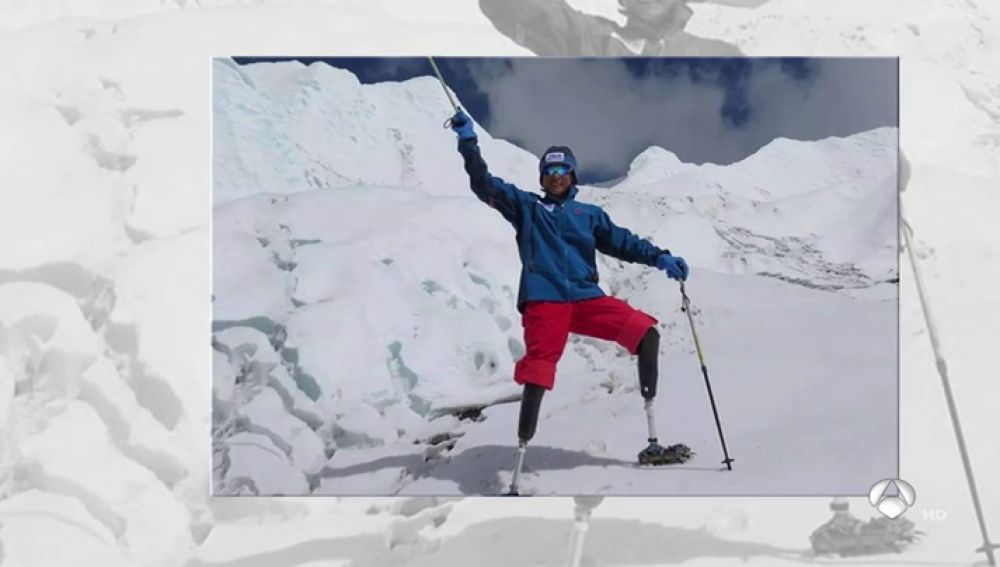 Xia Boyu, el escalador de 70 años al que le amputaron las dos piernas y consiguió escalar el Everest
