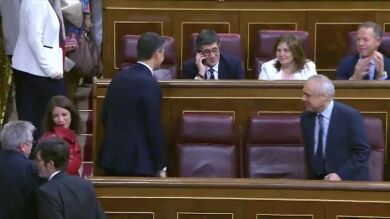 Sánchez ya está en su asiento habilitado en el Congreso