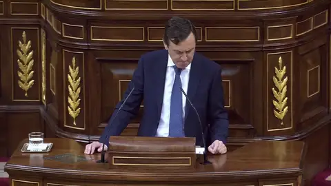 Hernando, a Sánchez: "Van a entrar en Moncloa por la puerta de atrás después de haber humillado a sus diputados" Hernando, a Sánchez: "Van a entrar en Moncloa por la puerta de atrás después de haber humillado a sus diputados"