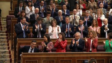 La bancada socialista aplaude la intervención del secretario general del PSOE