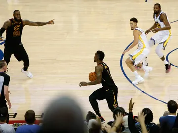 LeBron James increpa a JR Smith durante el Warriors-Cavaliers LeBron James increpa a JR Smith durante el Warriors-Cavaliers