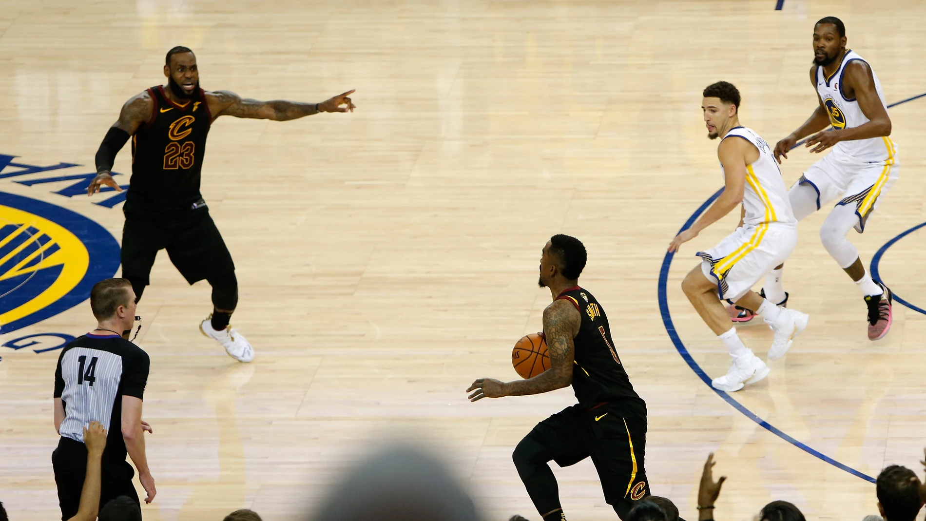 LeBron James increpa a JR Smith durante el Warriors-Cavaliers LeBron James increpa a JR Smith durante el Warriors-Cavaliers