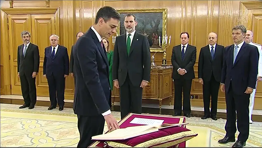 Pedro Sánchez promete su cargo como presidente del Gobierno ante el Rey