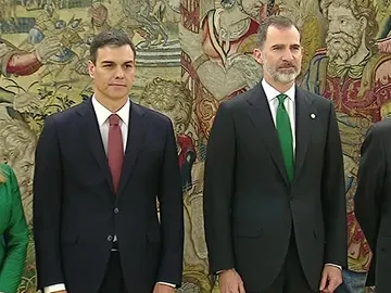 Antena 3 Noticias Fin de Semana (02-06-18) Pedro Sánchez toma posesión como nuevo presidente del Gobierno de España tras prometer su cargo ante el Rey Felipe VI Antena 3 Noticias Fin de Semana (02-06-18) Pedro Sánchez toma posesión como nuevo presidente del Gobierno de España tras prometer su cargo ante el Rey Felipe VI