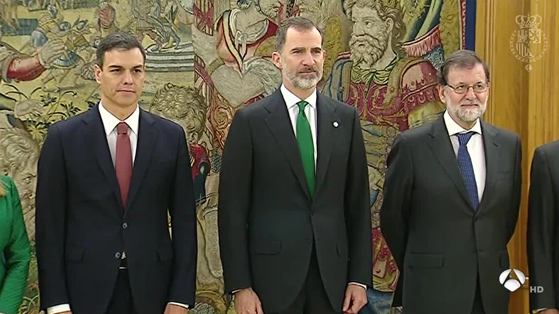 Antena 3 Noticias Fin de Semana (02-06-18) Pedro Sánchez toma posesión como nuevo presidente del Gobierno de España tras prometer su cargo ante el Rey Felipe VI