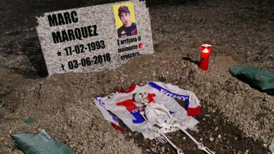 <p>Lamentable imagen en los alrededores de Mugello: ponen una tumba para Marc Márquez</p>