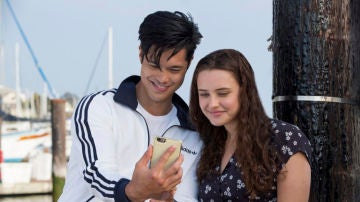 Ross Butler y Katherine Langford en 'Por 13 razones'