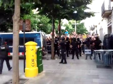 <p>Tensión en Mataró al coincidir las concentraciones de Tabarnia y los CDR en la plaza del Ayuntamiento</p>