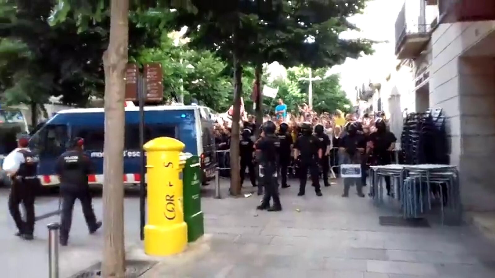 <p>VÍDEO: Tensión en Mataró al coincidir las concentraciones de Tabarnia y los CDR</p>