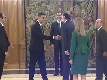 Pedro Sánchez saluda ya como presidente a Mariano Rajoy Pedro Sánchez saluda ya como presidente a Mariano Rajoy