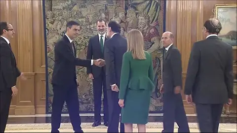 Pedro Sánchez saluda ya como presidente a Mariano Rajoy Pedro Sánchez saluda ya como presidente a Mariano Rajoy