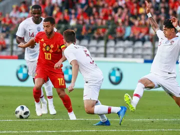 Hazard, entre tres portugueses Hazard, entre tres portugueses