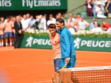 Nadal, con un recogepelotas en Roland Garros