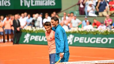 <p>Precioso detalle de Nadal con un recogepelotas en Roland Garros</p>