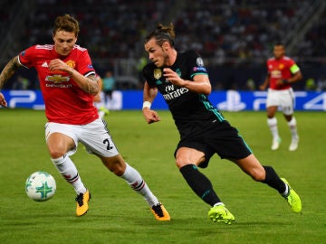 Gareth Bale intenta zafarse de Lindelof durante un Real Madrid-United